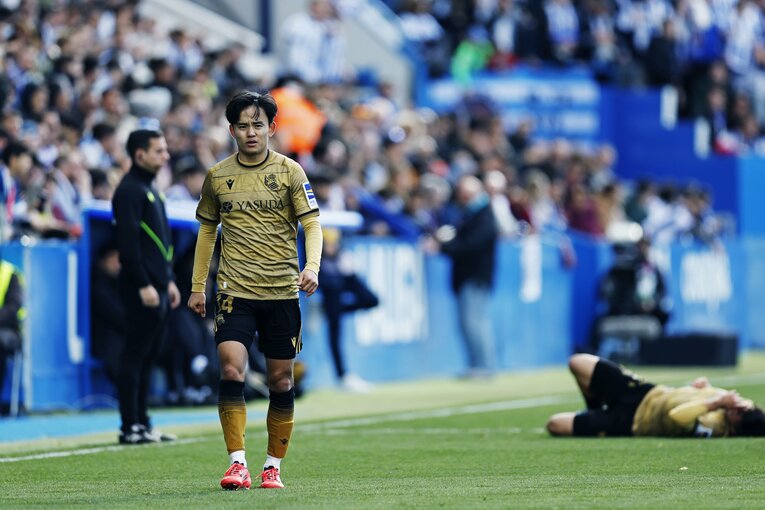 アランブルが痛んでいるものの、前を見つめ歩みを止めなかった久保　©Daisuke Nakashima