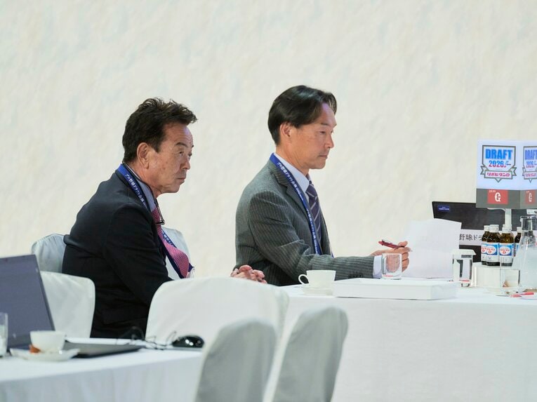 「表情が対照的すぎる！」ドラフト会場で見た巨人と阪神の首脳陣　©Yuki Suenaga
