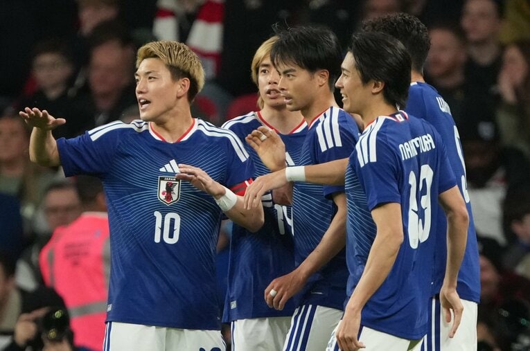 堂安律、中村敬斗がWBに、三笘薫と伊東純也がシャドーに入るという“サイドの4人が共存”フォーメーションがイングランド戦で初めて実現した ／ photograph by Getty Images