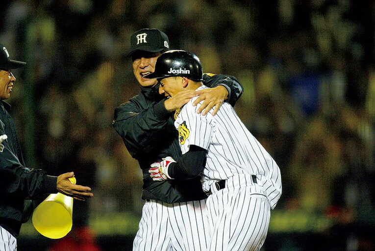 第4戦でサヨナラ本塁打を放った金本を星野監督が祝福　photograph by Hideki Sugiyama