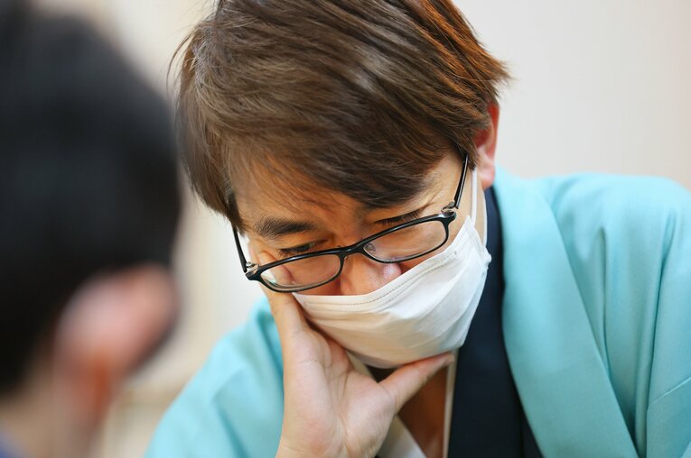 王将戦第4局の羽生九段（代表撮影） ©JIJI PRESS