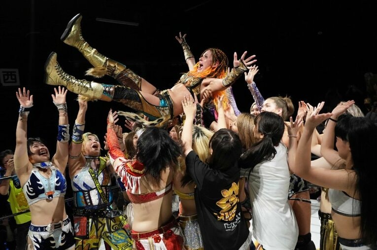 マリーゴールドの選手たちによる胴上げでWWEに送り出されたジュリア。8月25日、新木場1stRING ／ photograph by Essei Hara