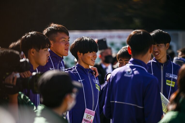 全日本大学駅伝に出走した山川（中央）と佐藤（左隣）。伊藤は寮で見守りながら、悔しさを感じていた　©Nanae Suzuki