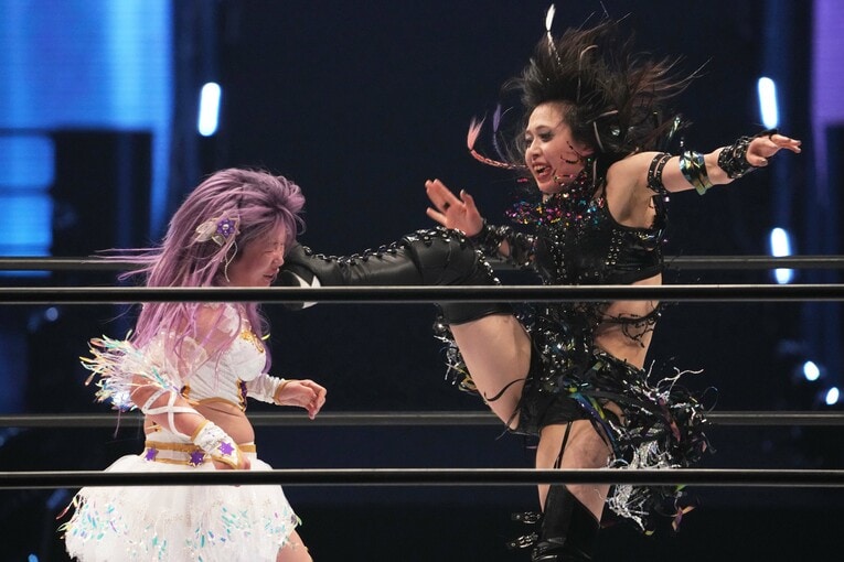 中野たむの顔面を蹴る上谷沙弥　©Masashi Hara