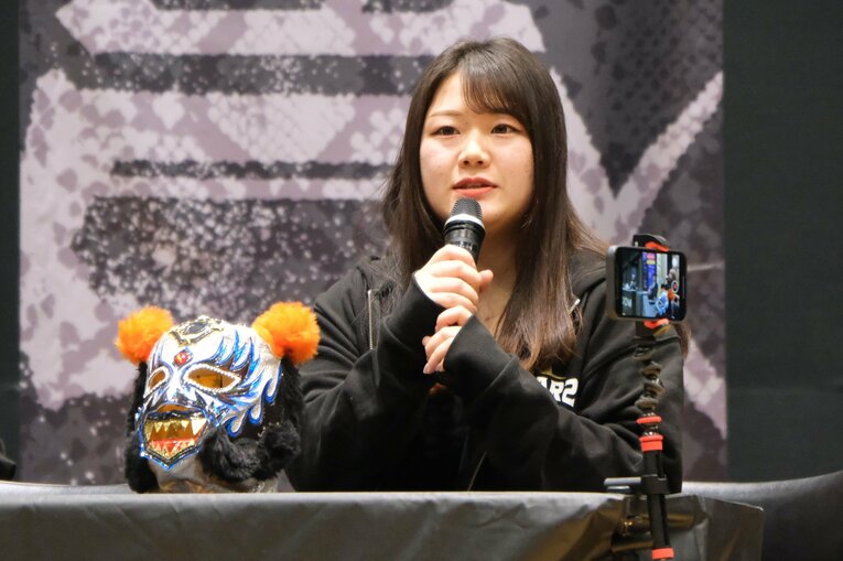 〈スターダム〉“永遠のライバル”キッドとAZMがついに激突…王座戦3wayマッチを前にAZM「同じリングにいるだけで楽しい」(37)