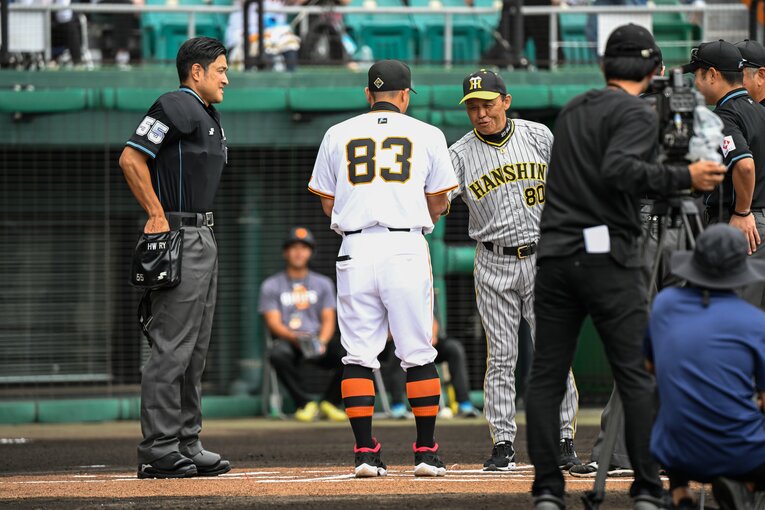 阪神対巨人、オープン戦の一コマ。岡田監督と阿部監督　©Nanae Suzuki