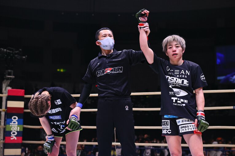 ベルトを死守した浜崎は「めちゃくちゃ強くなってました」と浅倉の成長を称えた　©RIZIN FF
