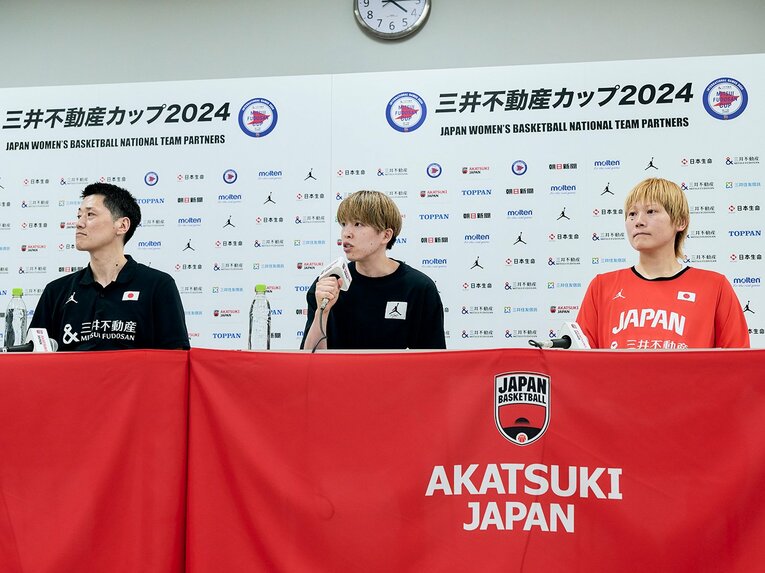 試合後記者会見に応じる恩塚HCと林咲希、髙田真希