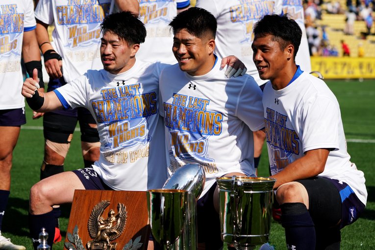 ともにチームを支えたSH小山大輝（左）と共に笑顔で写真に収まる松田と山沢　©SportsPressJP/AFLO