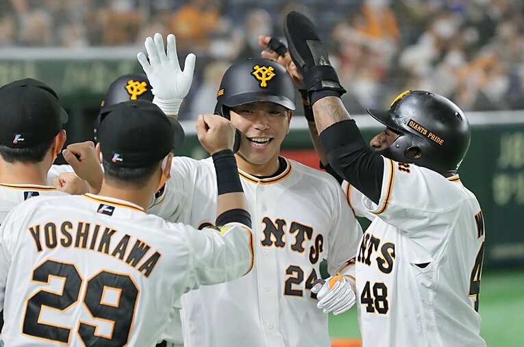 今季開幕戦のDeNA戦で大城卓三はチーム1号となる勝ち越し3点本塁打を放った ／ photograph by Sankei Shimbun