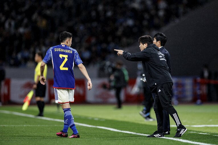 ウルグアイ戦で右SBの菅原由勢に指示を出す名波浩コーチ　©Kiichi Matsumoto/JMPA