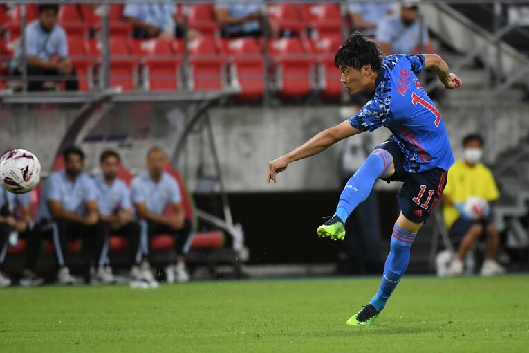 サイズを活かしたポストプレーや機動力に加え、強烈なミドルシュートも併せ持つ町野修斗　©Getty Images