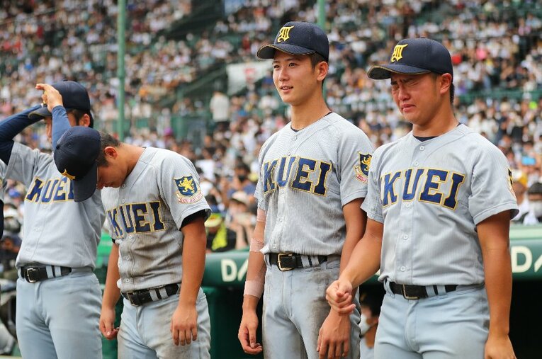 「青春は密」須江航監督の優勝スピーチを聞いて、感極まる仙台育英ナイン。東北勢初の夏の甲子園優勝を果たした ／ photograph by JMPA