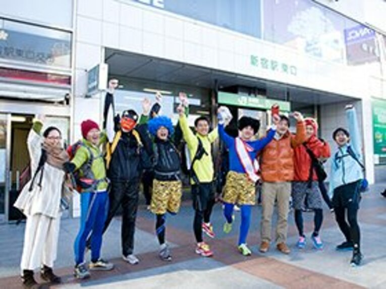 一緒に走りにきてくれた方、わざわざ募金に来てくれた方、総勢9名で記念写真。