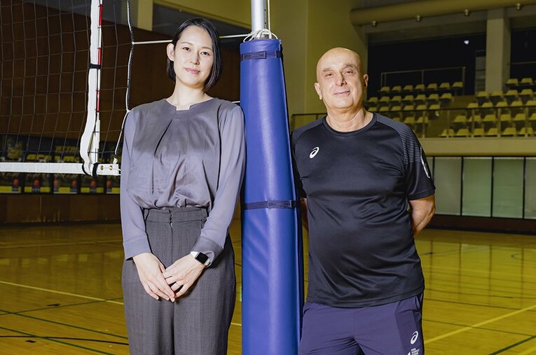 ブラジルバレーの育成に長く携わってきたマルコス氏（右）。現在はVリーグ・埼玉上尾メディックスの指揮を執り、リーグ開幕に向けて準備を進めている ／ photograph by Kiichi Matsumoto