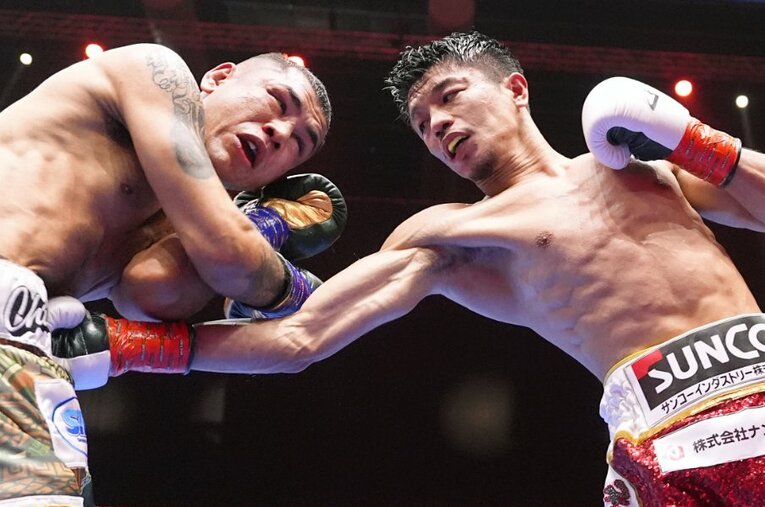 スーパーバンタム級初戦で判定勝利を収めた中谷潤人。セバスチャン・エルナンデスのタフさと前進力に苦しめられた ／ photograph by Naoki Fukuda