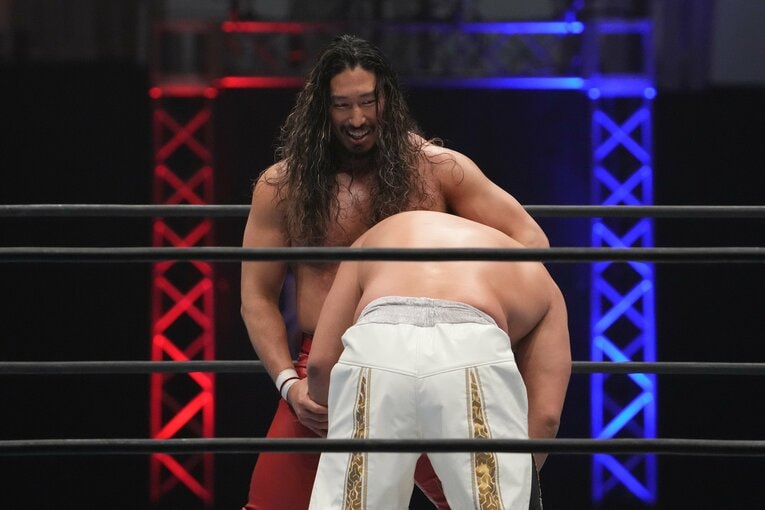 後藤洋央紀を抱えて不敵な笑みを浮かべる辻陽太　©Masashi Hara