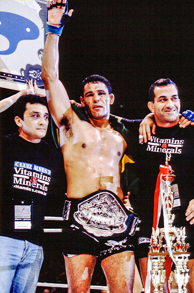 判定3-0の完勝で、ノゲイラは3戦目でPRIDEヘビー級王者となった