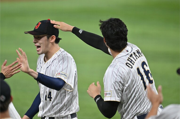 WBCで大谷に頭をなでられる朗希　©Naoya Sanuki
