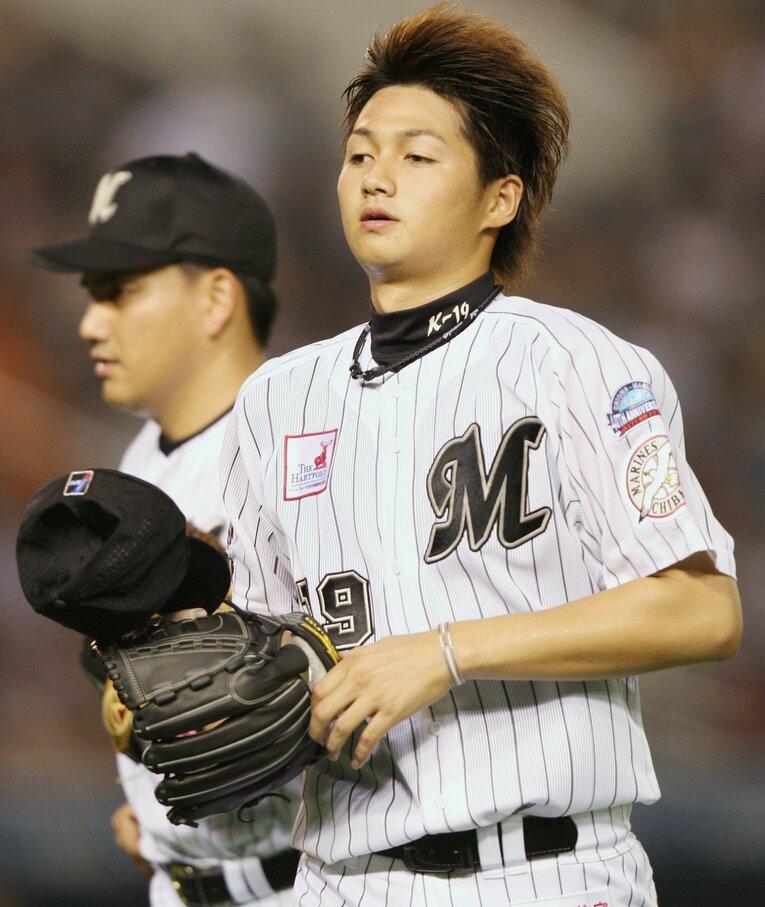 現役時にも共にプレーした井口資仁と唐川　©JIJI PRESS