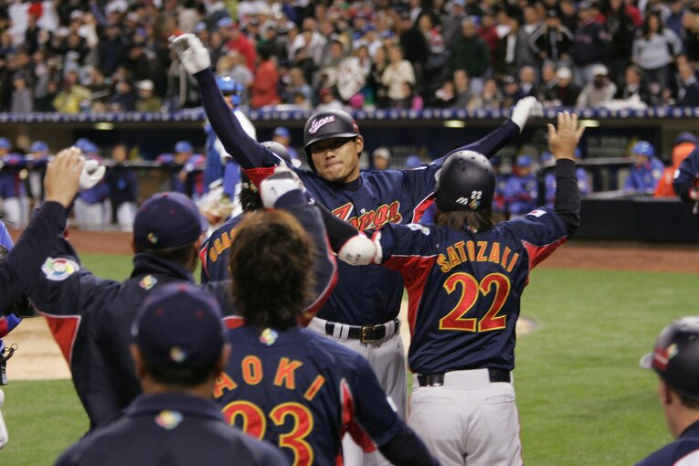 ベンチは大盛りあがり　©Naoya Sanuki