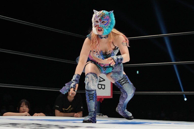 新ユニットでは全身ブルーの真新しいコスチュームでリングに　©Essei Hara