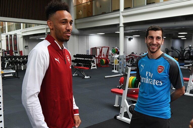 オーバメヤン（左）とムヒタリアンを手に入れたアーセナル。彼らの活躍で挽回なるか。 ／ photograph by Getty Images