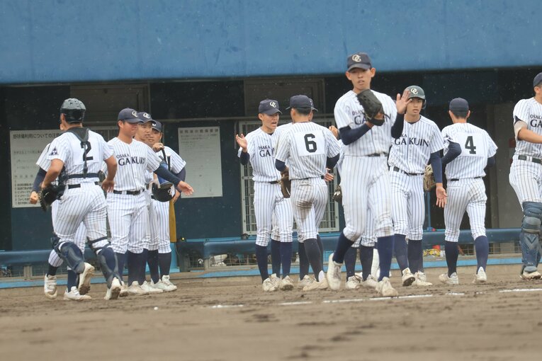 履正社、大阪桐蔭を連続撃破して喜ぶ大阪学院大高ナイン　©Fumi Sawai