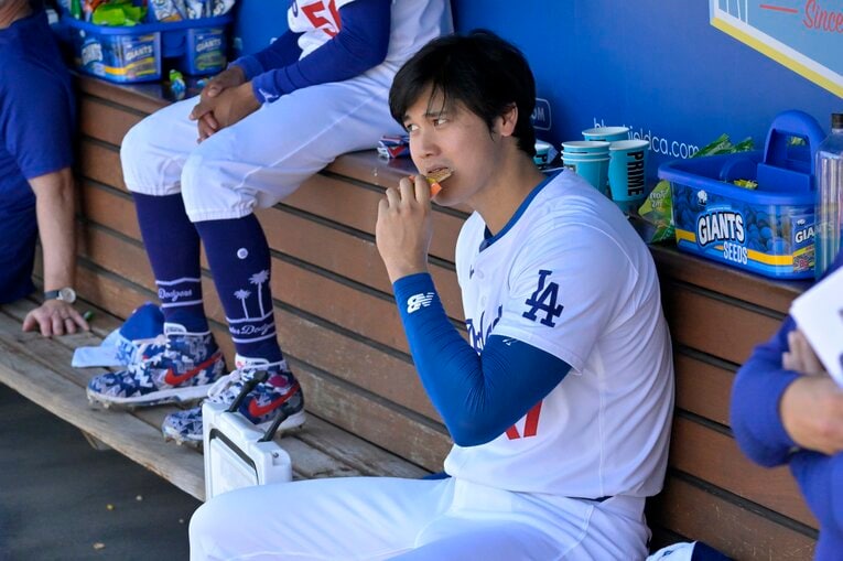 試合前にベンチでエネルギー補給　©Jayne Kamin-Oncea-USA TODAY Sports