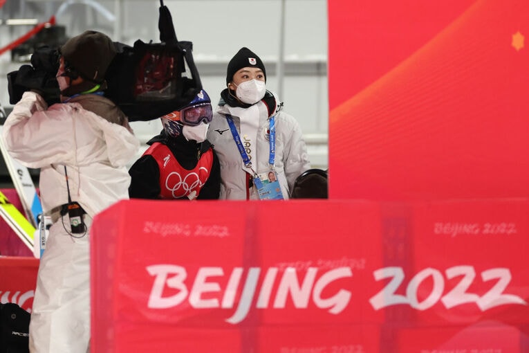 小林の北京五輪混合ジャンプ2本目を見つめる高梨　©Getty Images