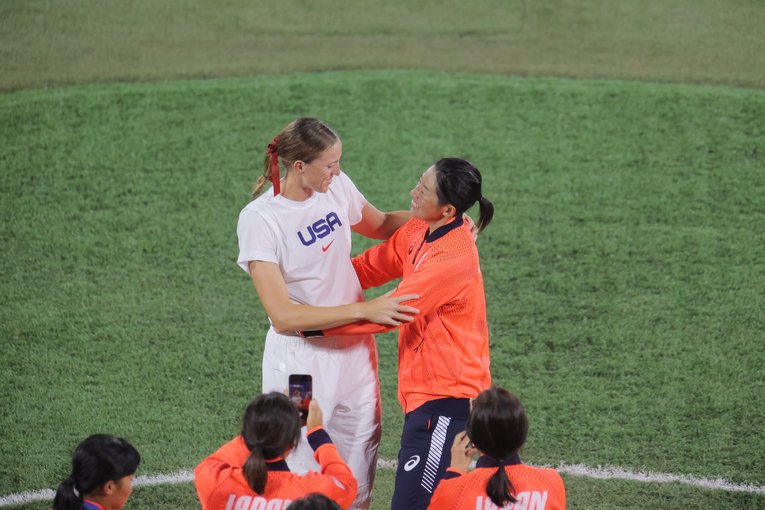 決勝後、アメリカのモニカ・アボット投手（左）と抱き合う上野由岐子　©JIJI PRESS