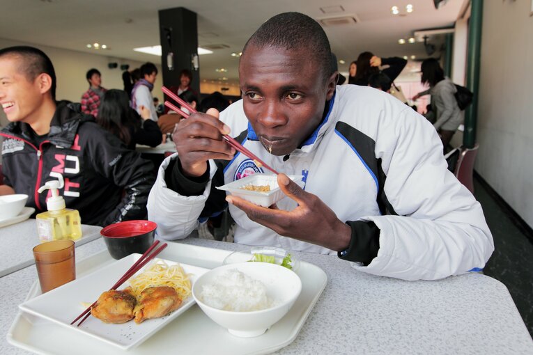 2012年11月撮影（来日1年目）。納豆を食べるオムワンバ ©Shigeki Yamamoto