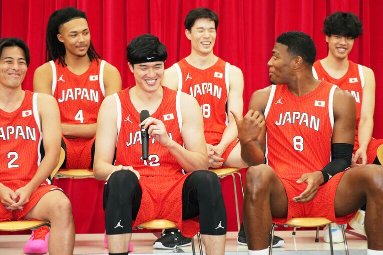 記者会見で憧れの選手たちと肩を並べたジェイコブス晶　©︎AFLO SPORT