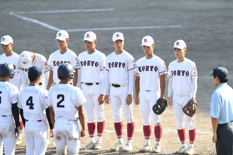 試合後、整列するナイン（右端が曽根主将） ©Kota Inoue