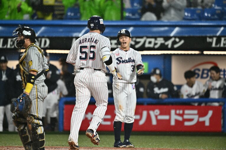 CS第2戦で阪神・藤浪から逆転2ランを放ち、悠々とダイヤモンドを一周したヤクルト村上　©︎Hideki Sugiyama