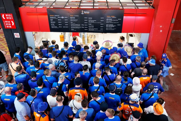 鎌田大地の号泣と“日の丸スパイク”に思い出す4年前の「カタールW杯には絶対出たいですよ」 長谷部誠とのEL優勝写真に“秘められた熱量”とは(9)