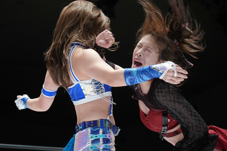 妃南にエルボーを打つ鹿島沙希　©Essei Hara