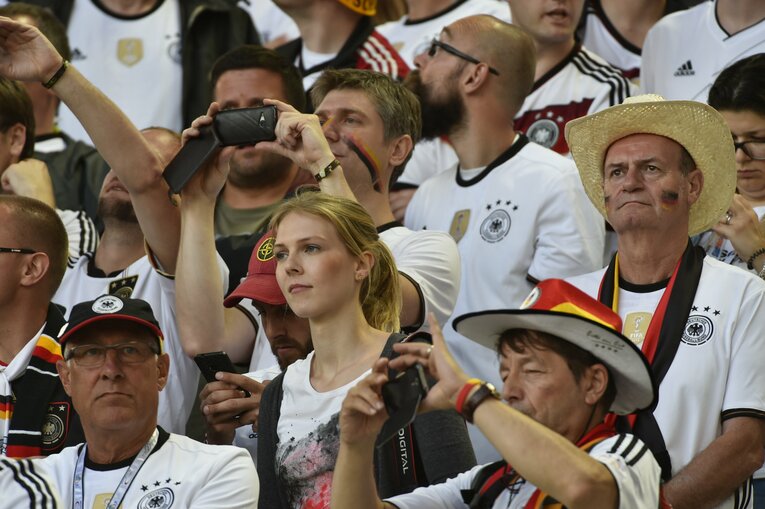 EUROにいた美しい女性サポーターの応援姿（50枚超）　©Sports Graphic Number