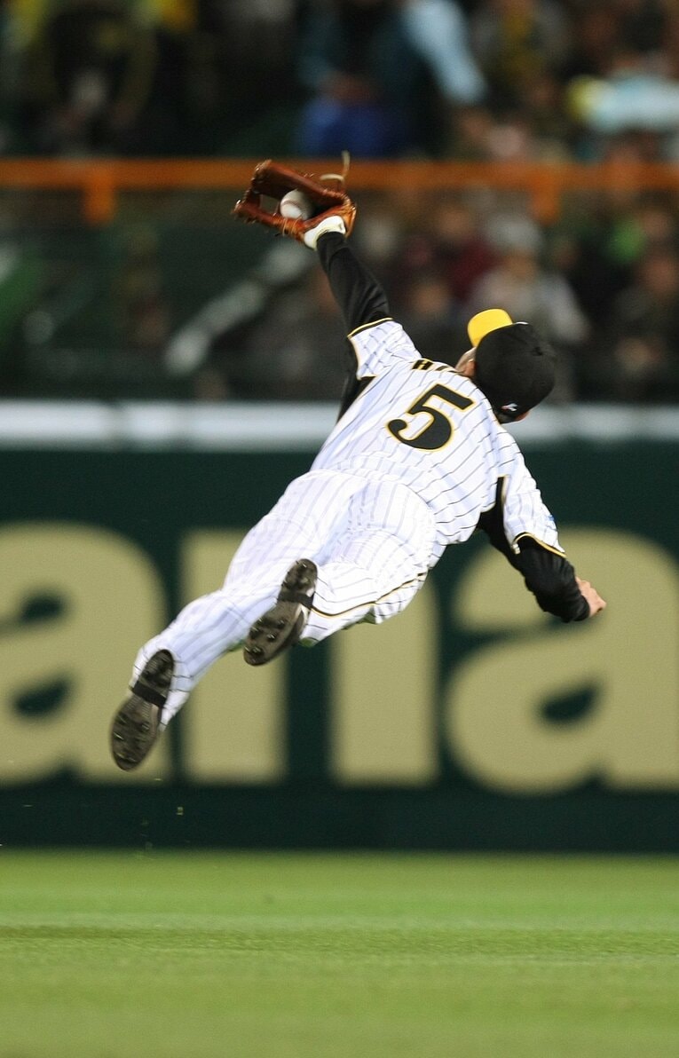 ファインプレーを見せる阪神時代の平野氏　©JIJI PRESS