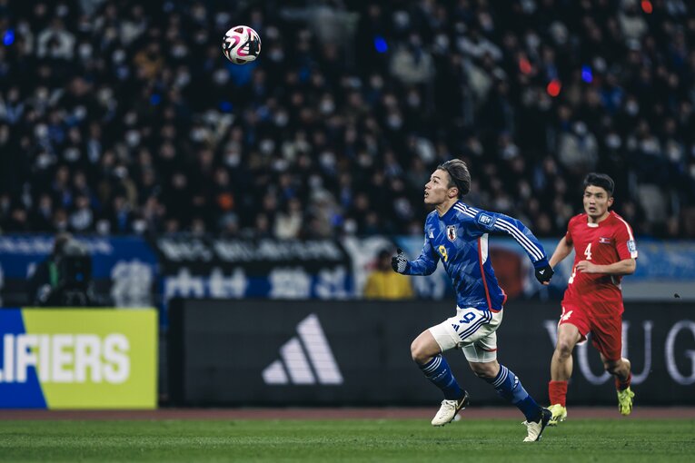 ボールを追う上田綺世　©Kiichi Matsumoto/JMPA