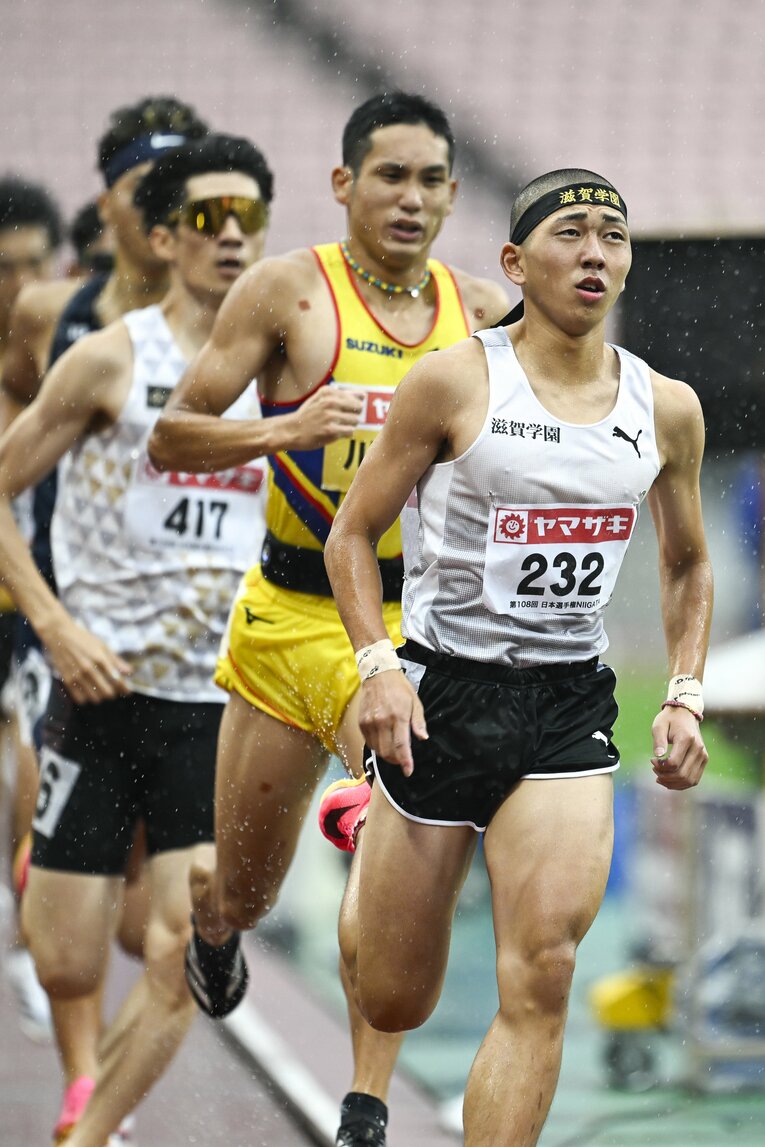 日本選手権の800ｍでシニア選手を抑えて圧勝した17歳の落合晃。パリ五輪参加標準記録を目指した果敢なアタックが印象的だった　©Asami Enomoto
