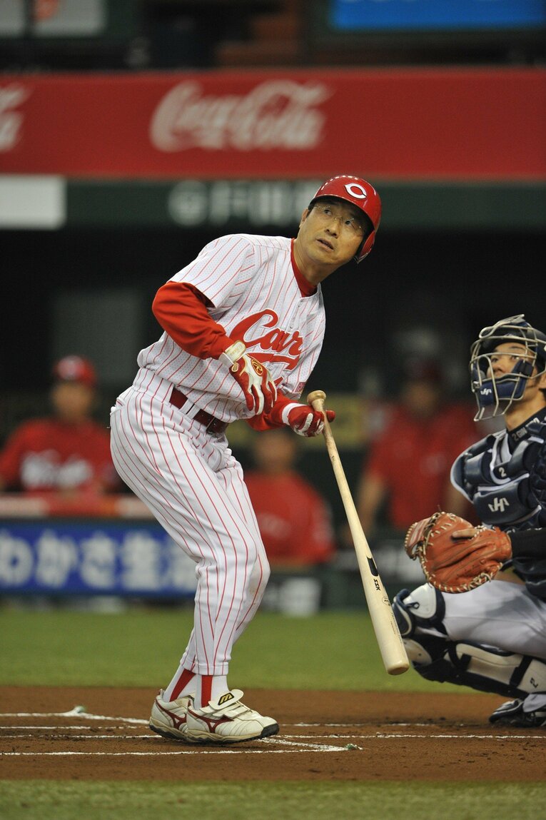 2011年の交流戦。西武VSカープの始球式で登場した達川光男　　©BUNGEISHUNJU