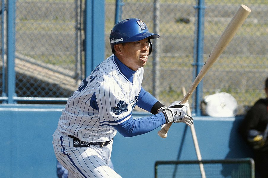 田中浩康、DeNAで“34歳の新人”に。2番・二塁、古巣神宮での開幕戦へ。<Number Web> photograph by Kyodo News