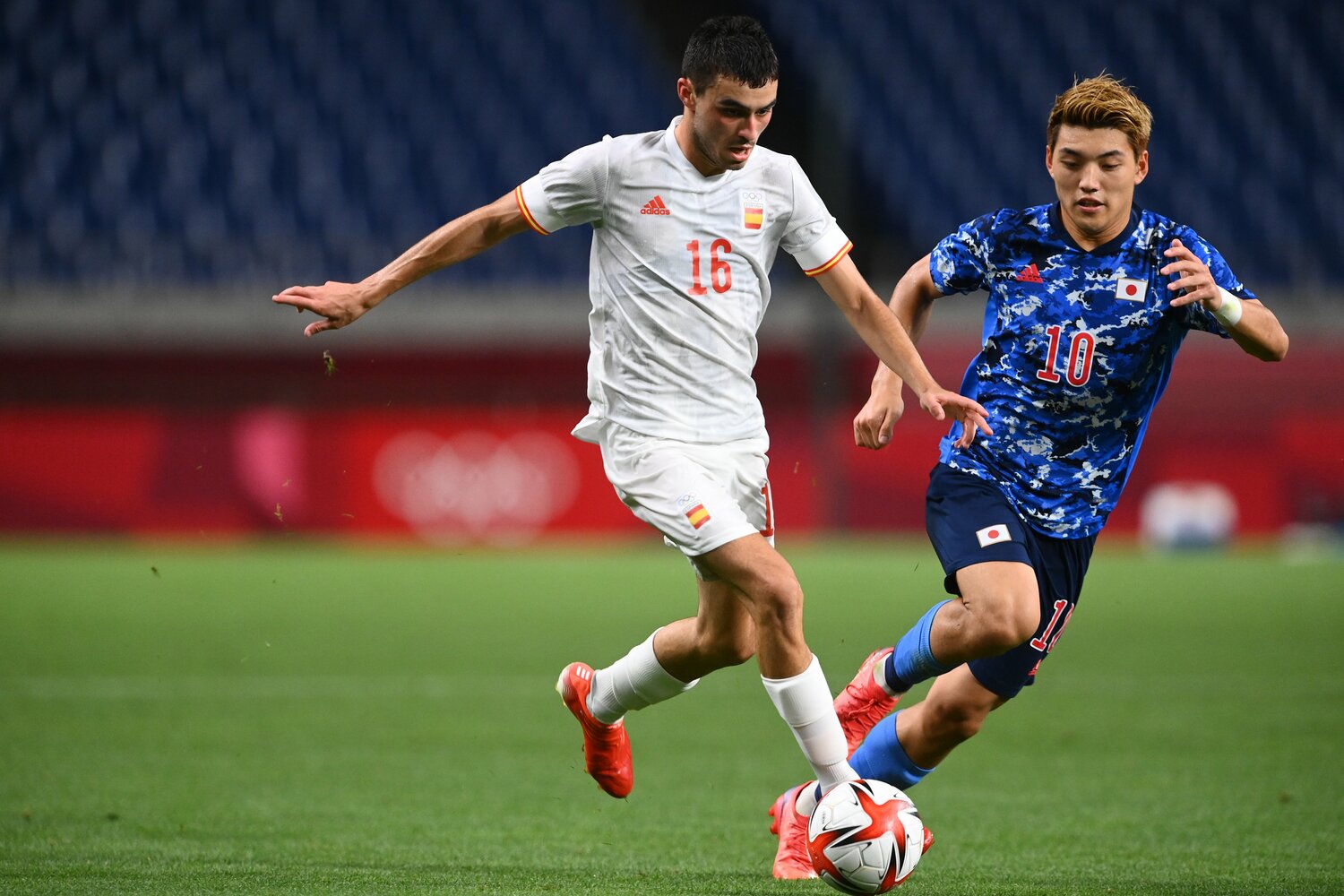 東京五輪の準決勝でボールをキープするペドリ（バルセロナ）　©JMPA