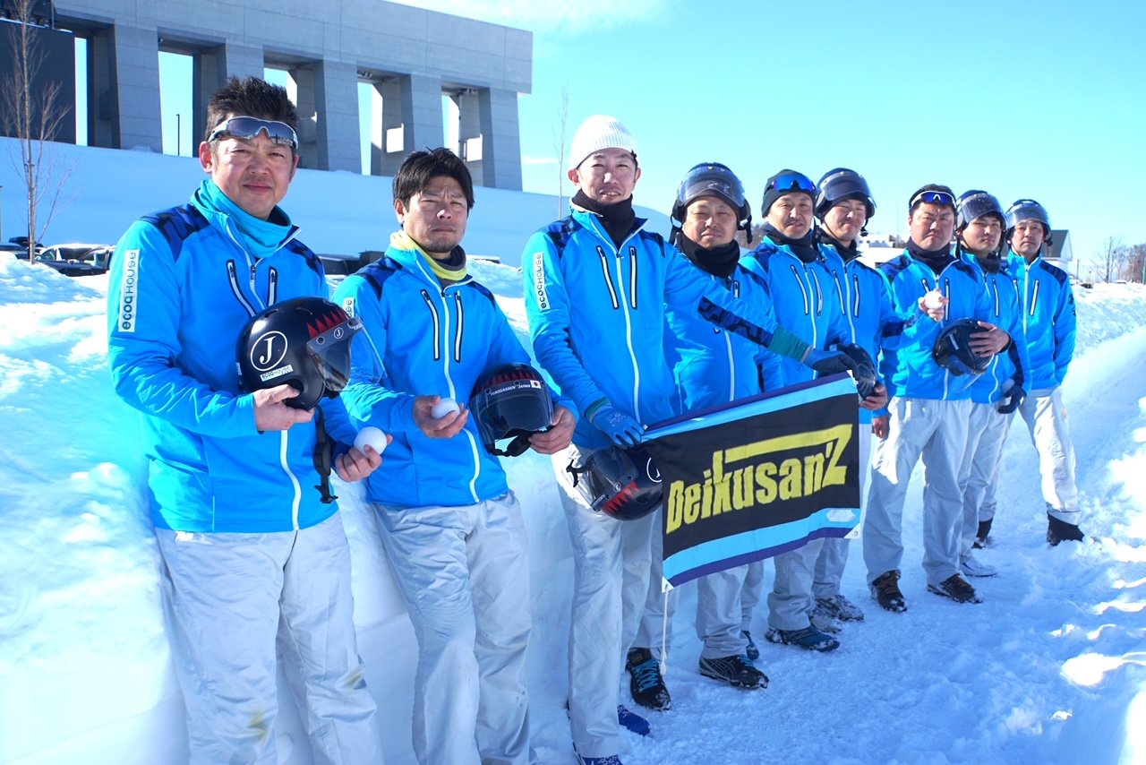 「でぃくさんズ神出」。現在は野球は引退し、全メンバー雪合戦一筋。「野球がうまいと雪合戦をバカにしがちなんですけど、僕らはみんな真剣です」と田村 ©Kei Nakamura