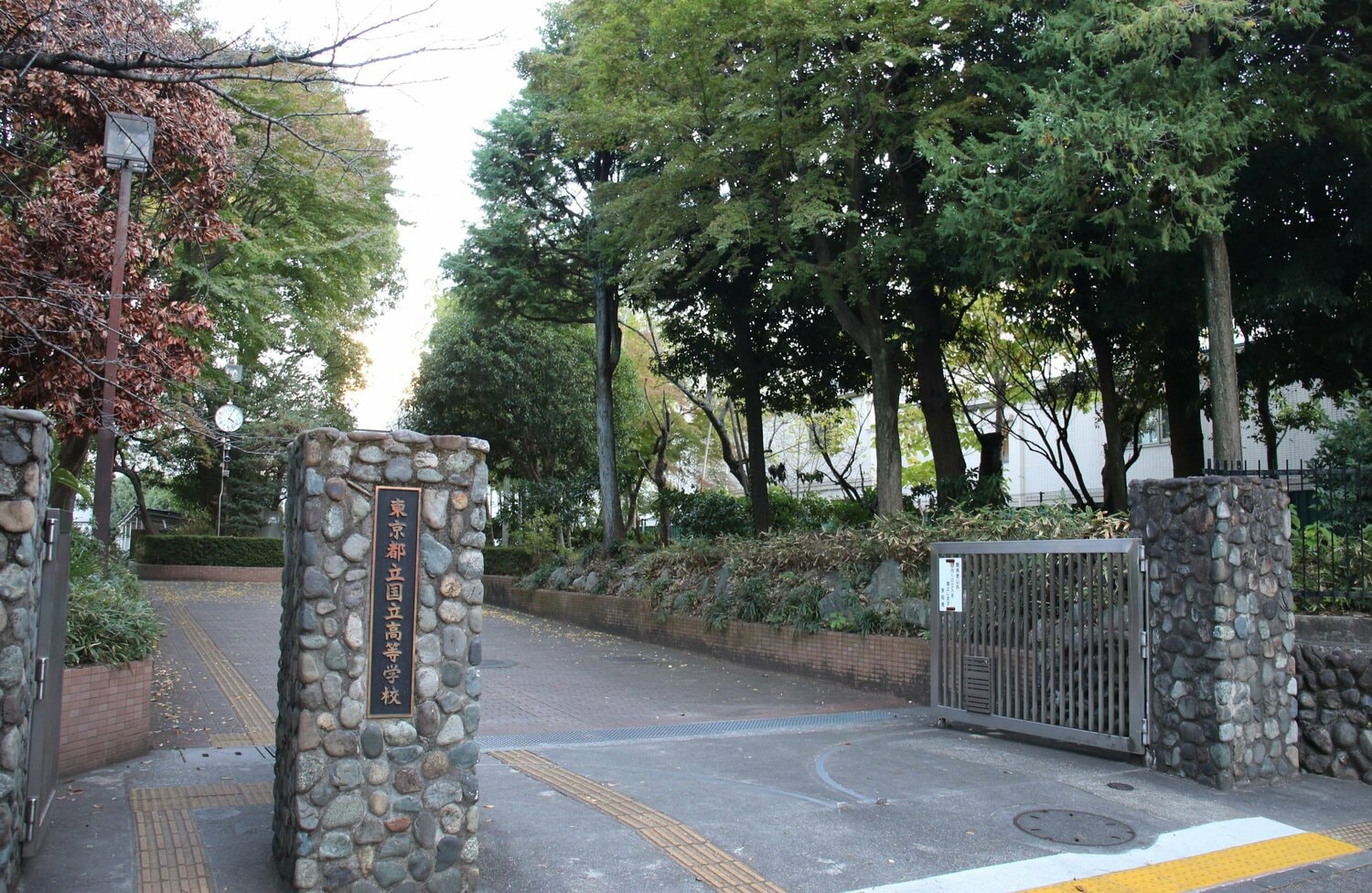 国立高校の正門。国立駅へと続く大学通り沿いには一橋大学のキャンパスがある　©Sankei Shimbun