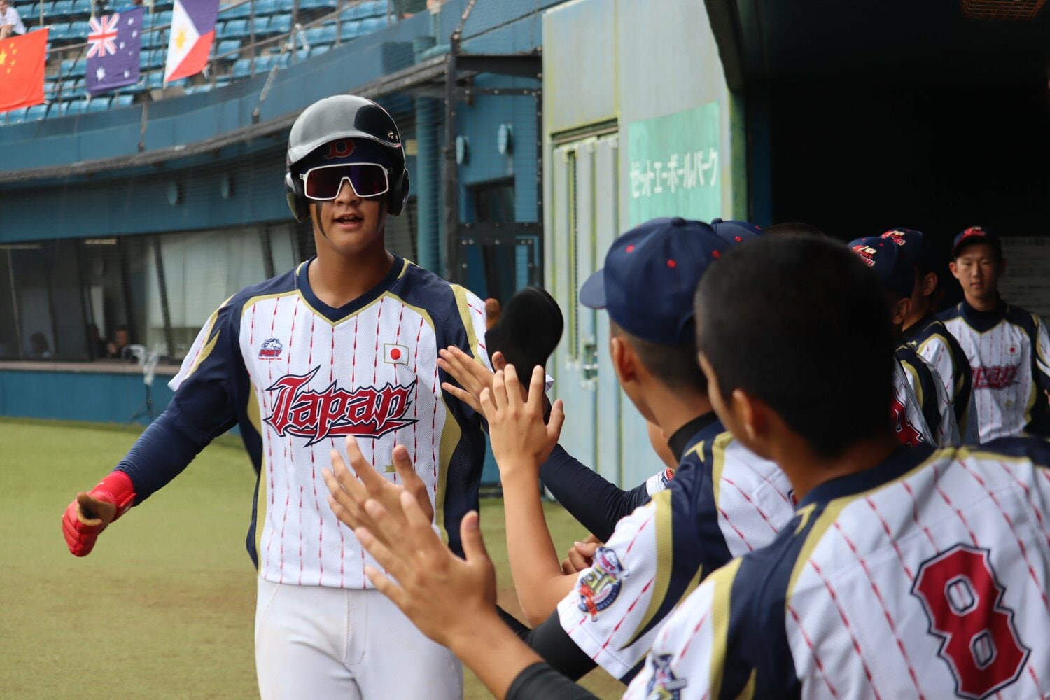 松本怜青（神田Rebaseポニー）。ワンハンドレッドのサングラスに、大きなアイブラック。憧れのマックス・クラークのビジュアルがお手本だ　©Yuki Kashimoto