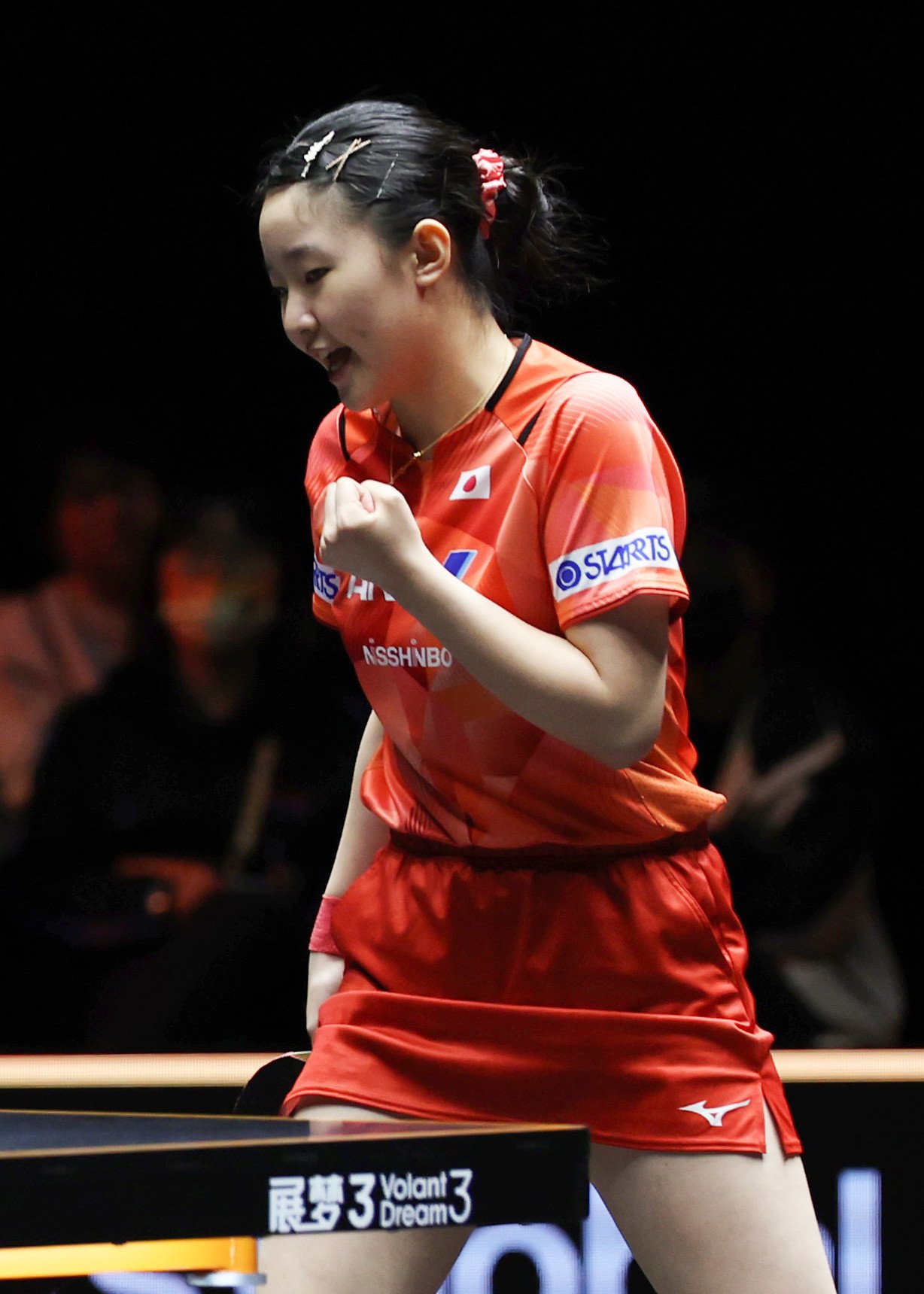 チョン・ジヒ戦でガッツポーズを作る張本　©JIJI PRESS