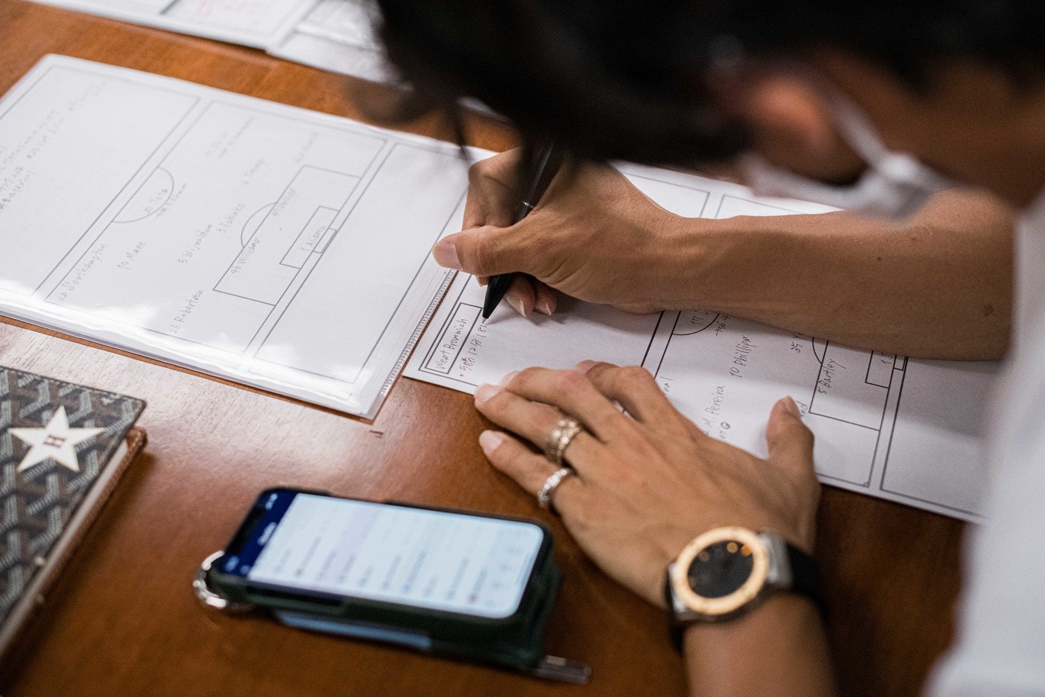 アプリを駆使しながらデータを収集し、メモを取って試合に臨むという　©Asami Enomoto