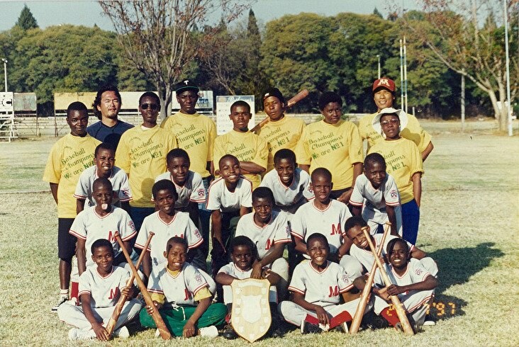 1995年から約2年間にわたり、ジンバブエで野球の普及活動を行った堤監督　写真は東京ニュース通信社提供